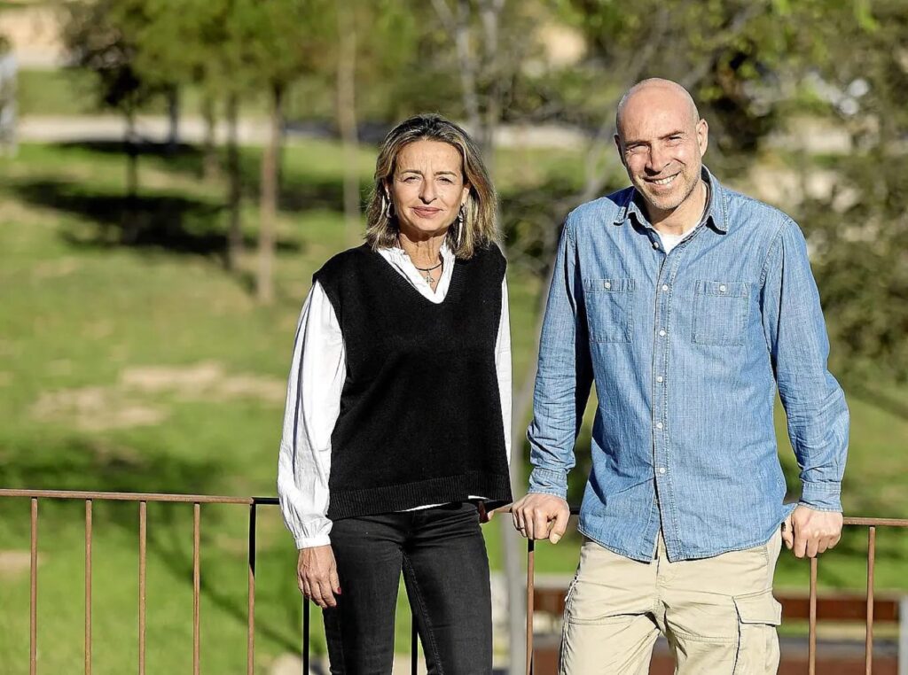 Dos personas de la asociación sonriendo al aire libre en un parque